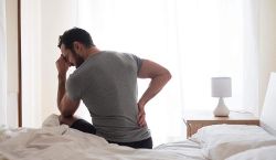 Dor nas costas ao acordar – o que fazer?