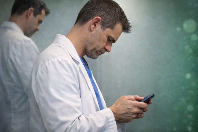 se voce faz isso no celular sua coluna esta envelhecendo 10 anos 03